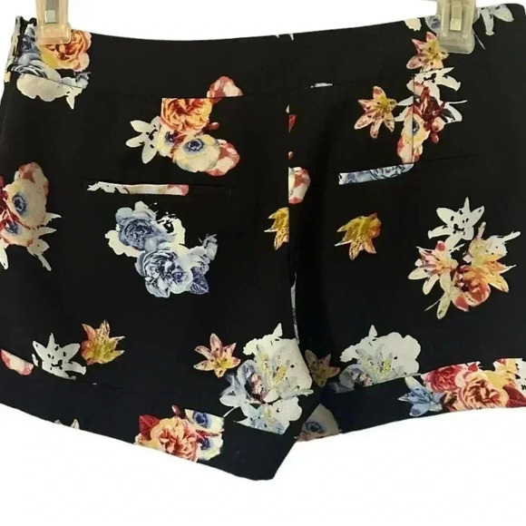 Express Women’s Size 6 Black Floral Preppy Pleated Mid Rise Mini Shorts‎ Zip Up - Picture 2 of 9